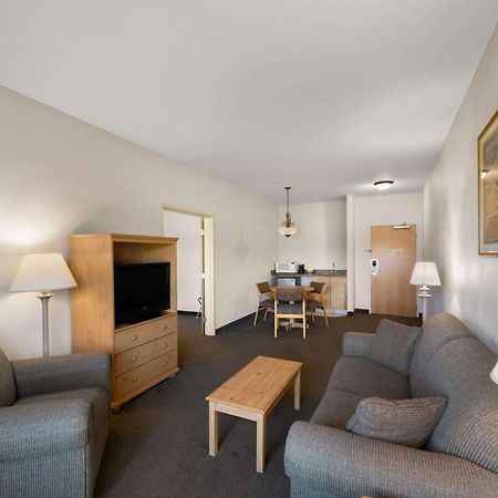 Rodeway Inn & Suites Tomahawk Exterior photo