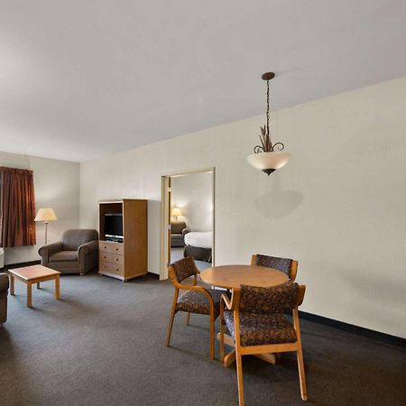 Rodeway Inn & Suites Tomahawk Exterior photo